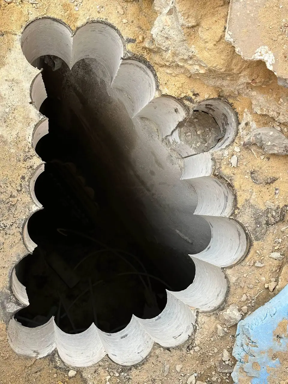فتحة دائرية كبيرة في الأرض بالكور دريل